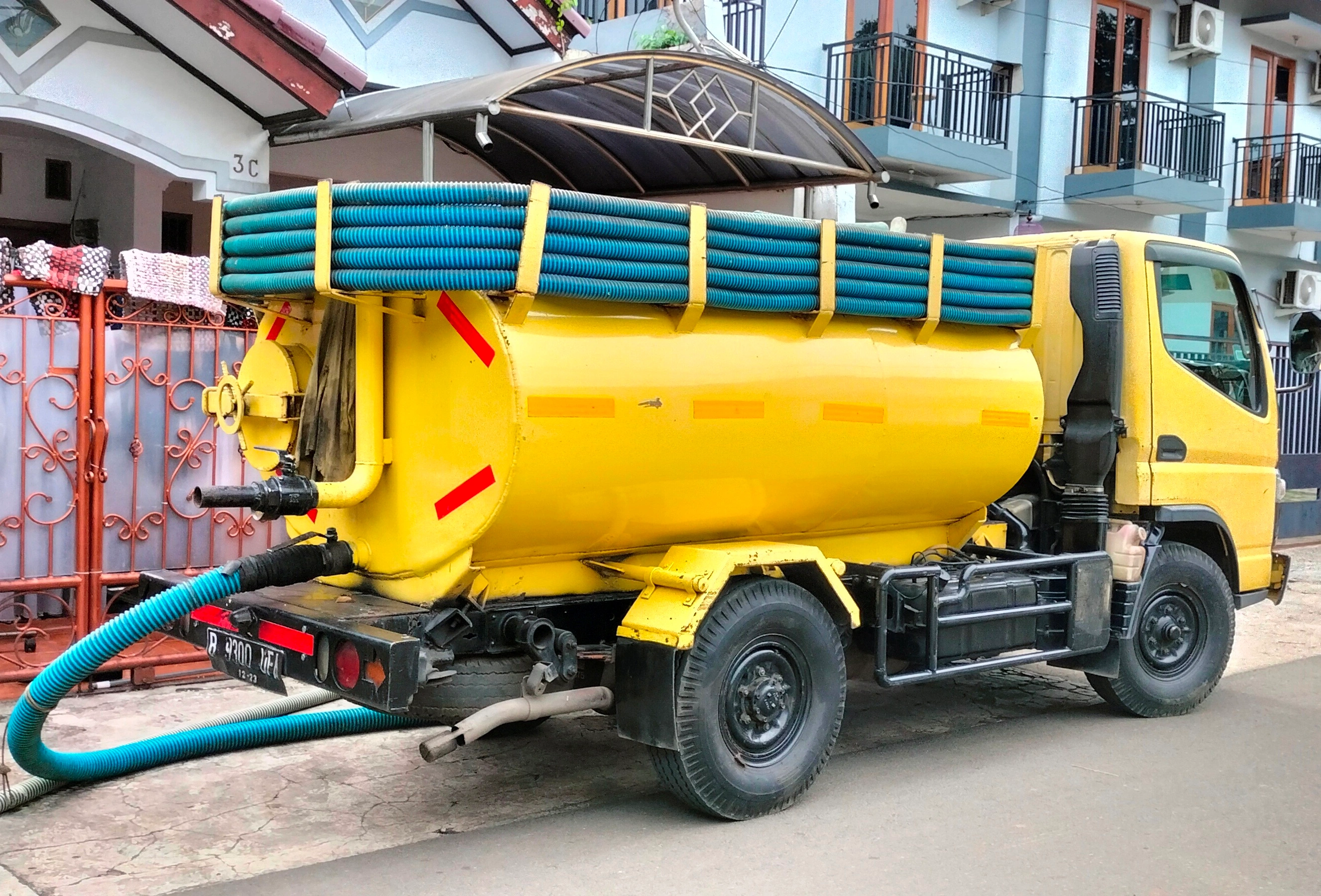 Sedot tinja Bogor menggunakan selang vakum dengan prosedur kerja rapi